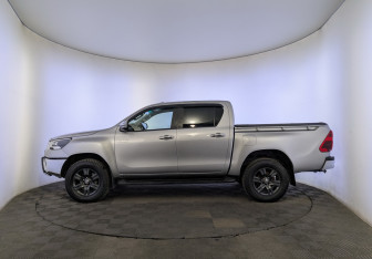 Подержанный автомобиль Toyota Hilux 2022 года (8 фото)