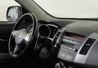 Подержанный автомобиль Mitsubishi Outlander 2008 года (9 фото)