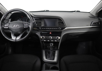 Подержанный автомобиль Hyundai Elantra Sedan 2019 года (8 фото)