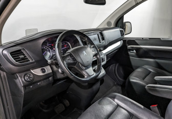 Подержанный автомобиль Peugeot Traveller 2020 года (14 фото)