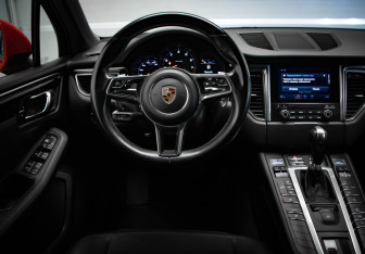 Подержанный автомобиль Porsche Macan 2017 года (9 фото)