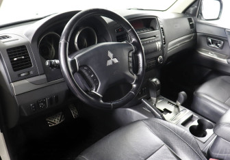 Подержанный автомобиль Mitsubishi Pajero 2013 года (7 фото)