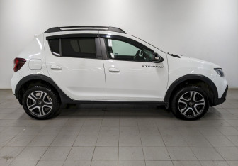 Подержанный автомобиль Renault Sandero 2021 года (4 фото)