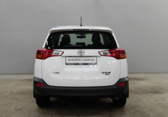 Подержанный автомобиль Toyota RAV4 2013 года (6 фото)