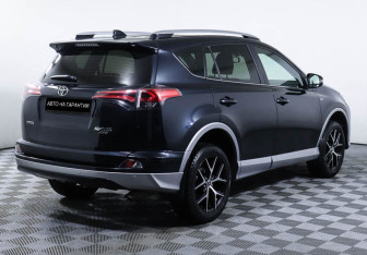 Подержанный автомобиль Toyota RAV4 2017 года (3 фото)
