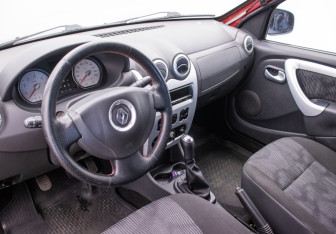 Подержанный автомобиль Renault Logan Sedan 2010 года (9 фото)