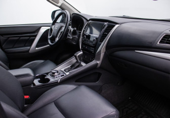 Подержанный автомобиль Mitsubishi Pajero Sport 2019 года (9 фото)