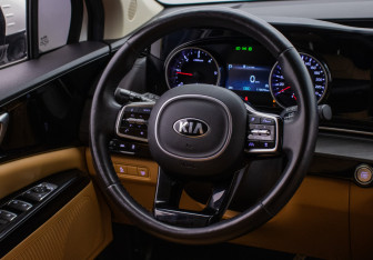 Подержанный автомобиль Kia Carnival 2021 года (14 фото)