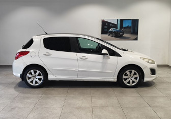 Подержанный автомобиль Peugeot 308 Hatchback 2011 года (4 фото)