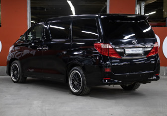 Подержанный автомобиль Toyota Alphard 2012 года (7 фото)