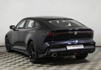 Подержанный автомобиль Changan UNI-V 2023 года (7 фото)