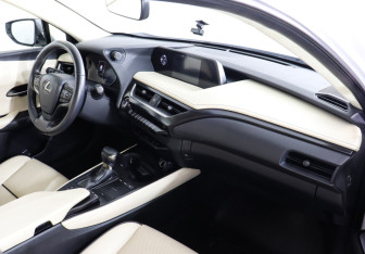 Подержанный автомобиль Lexus UX 2021 года (10 фото)