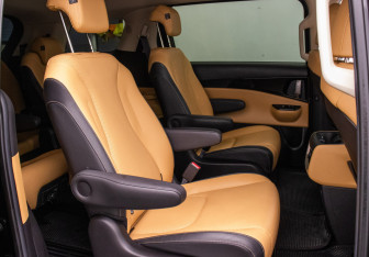 Подержанный автомобиль Kia Carnival 2020 года (9 фото)