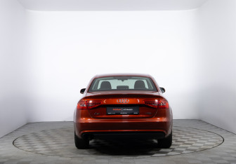 Подержанный автомобиль Audi A4 Sedan 2013 года (6 фото)
