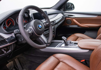 Подержанный автомобиль BMW X5 2015 года (10 фото)