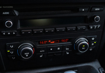 Подержанный автомобиль BMW X1 2012 года (15 фото)