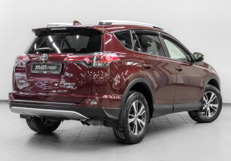 Подержанный автомобиль Toyota RAV4 2015 года (5 фото)