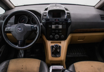 Подержанный автомобиль Opel Zafira Compactvan 2011 года (13 фото)