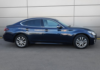 Подержанный автомобиль Infiniti Q70 2015 года (4 фото)