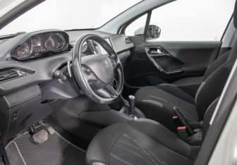 Подержанный автомобиль Peugeot 208 2014 года (10 фото)