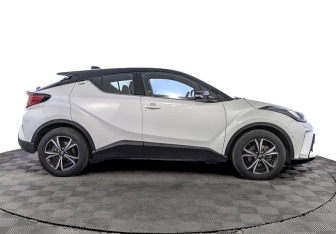Подержанный автомобиль Toyota C-HR 2021 года (4 фото)