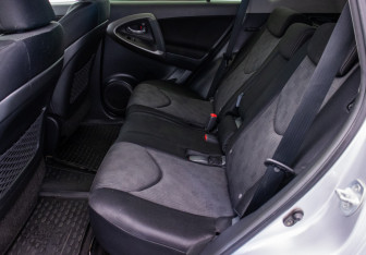 Подержанный автомобиль Toyota RAV4 2012 года (11 фото)