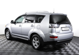 Подержанный автомобиль Mitsubishi Outlander 2008 года (7 фото)
