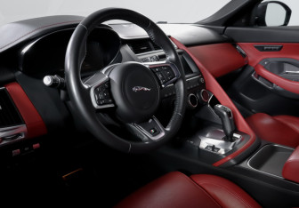 Подержанный автомобиль Jaguar E-Pace 2019 года (14 фото)