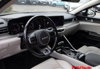 Подержанный автомобиль Kia K5 2022 года (10 фото)