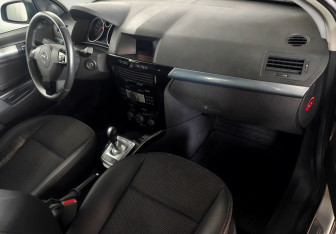 Подержанный автомобиль Opel Astra Hatchback 2007 года (10 фото)