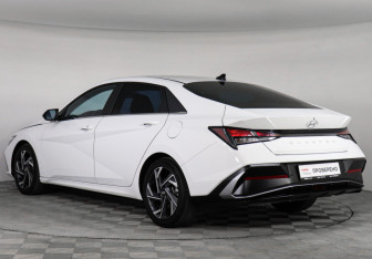 Подержанный автомобиль Hyundai Elantra Sedan 2023 года (7 фото)