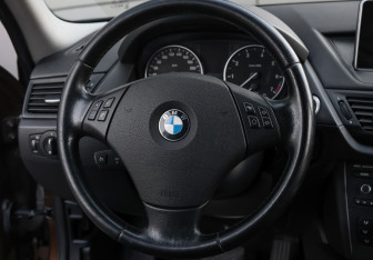 Подержанный автомобиль BMW X1 2011 года (16 фото)