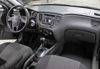 Подержанный автомобиль Kia Rio Hatchback 2010 года (10 фото)
