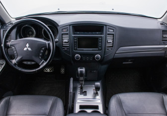 Подержанный автомобиль Mitsubishi Pajero 2012 года (13 фото)