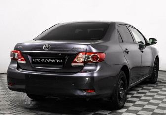 Подержанный автомобиль Toyota Corolla Sedan 2012 года (5 фото)