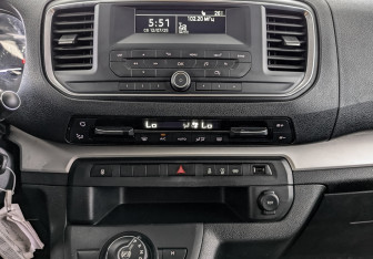 Подержанный автомобиль Peugeot Traveller 2021 года (15 фото)