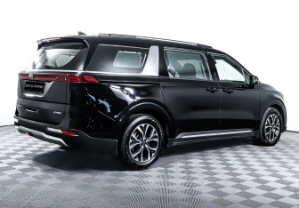Подержанный автомобиль Kia Carnival 2021 года (5 фото)
