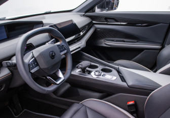 Подержанный автомобиль Changan UNI-V 2023 года (9 фото)