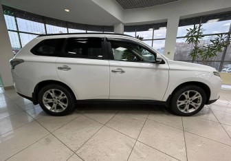 Подержанный автомобиль Mitsubishi Outlander 2013 года (4 фото)