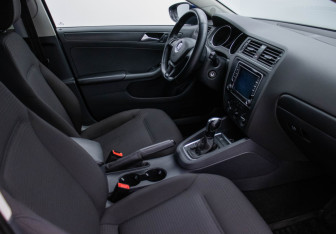 Подержанный автомобиль Volkswagen Jetta Sedan 2015 года (9 фото)