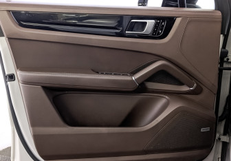 Подержанный автомобиль Porsche Cayenne 2021 года (19 фото)