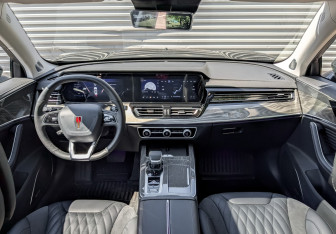 Подержанный автомобиль Hongqi HS5 2023 года (13 фото)