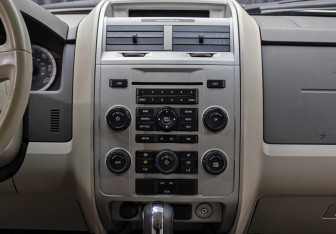 Подержанный автомобиль Ford Escape 2007 года (14 фото)