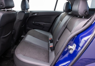 Подержанный автомобиль Opel Astra Hatchback 2013 года (11 фото)