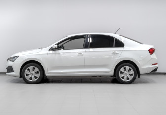 Подержанный автомобиль Skoda Rapid Liftback 2021 года (8 фото)