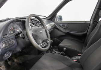 Подержанный автомобиль Chevrolet Niva 2007 года (10 фото)