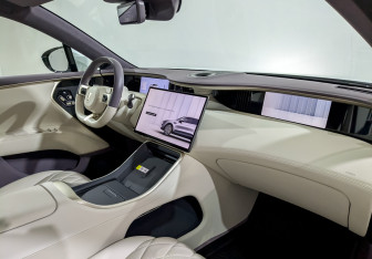 Подержанный автомобиль Avatr 11 2024 года (10 фото)