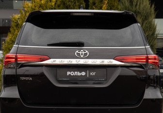 Подержанный автомобиль Toyota Fortuner 2018 года (25 фото)