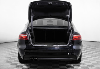 Подержанный автомобиль Jaguar XF Sedan 2017 года (15 фото)