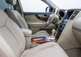 Подержанный автомобиль Infiniti QX70 2013 года (9 фото)